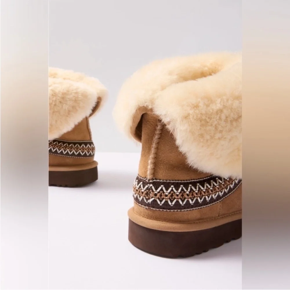 UGG Classic Short Crescent Chestnut